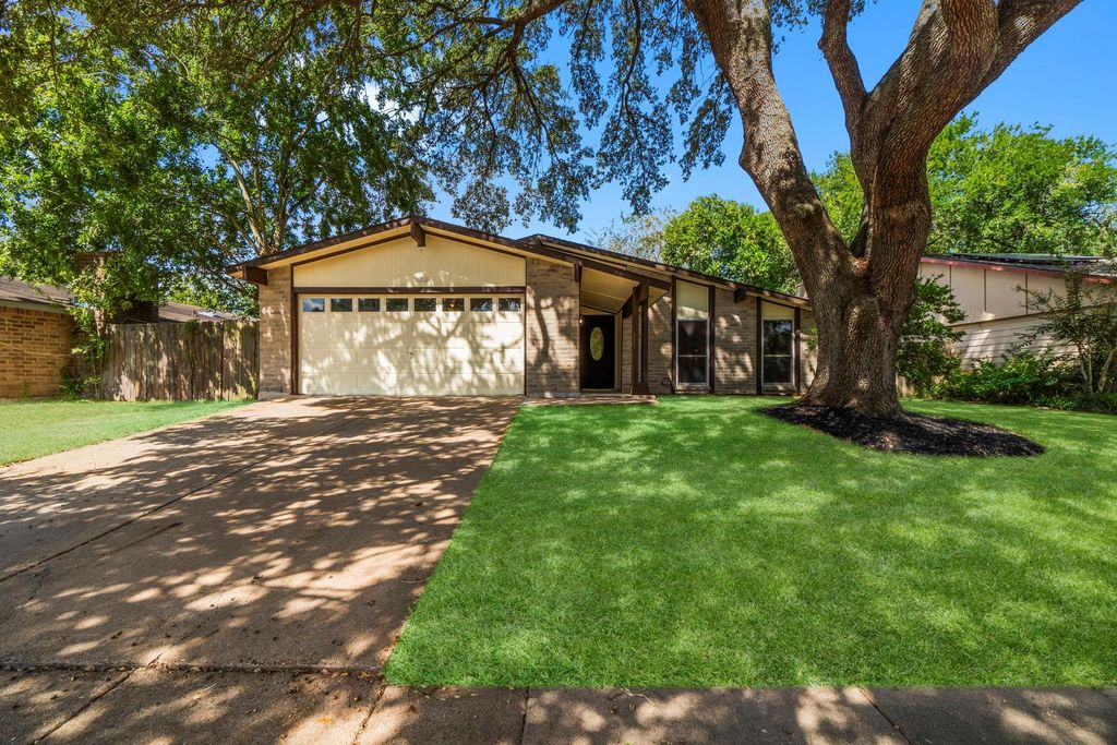 15526 Camino Del Sol Drive, Houston, TX 77083