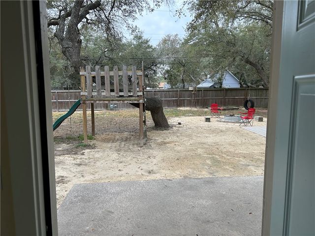 905 W Terrace Blvd, Rockport, TX 78382