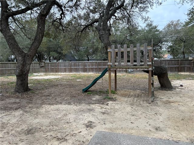 905 W Terrace Blvd, Rockport, TX 78382