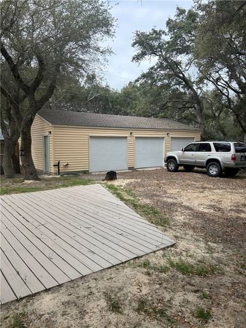 905 W Terrace Blvd, Rockport, TX 78382