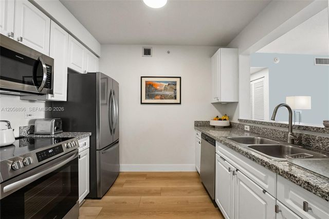 900 SW 8th St 1609, Miami, FL 33130
