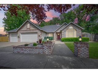 2735 ARROWHEAD St, Eugene, OR 97404