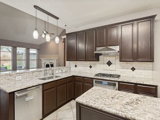 2216 Forest Creek Drive, Mansfield, TX 76063