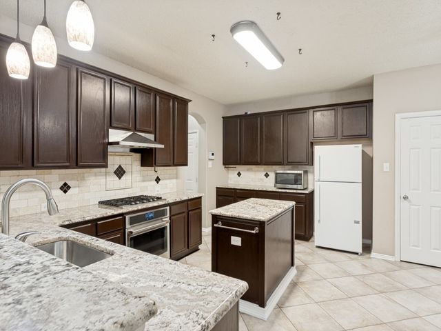 2216 Forest Creek Drive, Mansfield, TX 76063