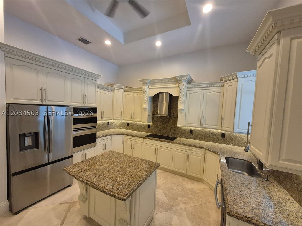 Image 15 of property listing at 7625 SW 75th Ave, Miami, FL 33143