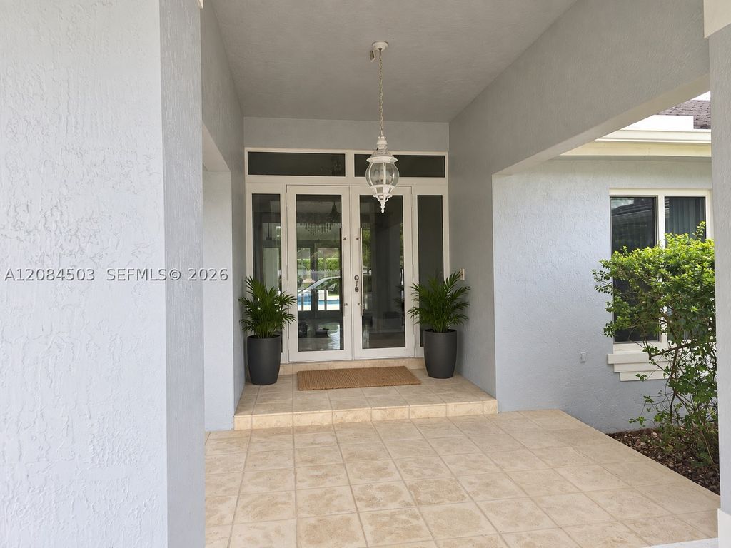 Image 5 of property listing at 7625 SW 75th Ave, Miami, FL 33143