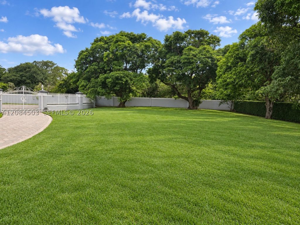 Image 8 of property listing at 7625 SW 75th Ave, Miami, FL 33143