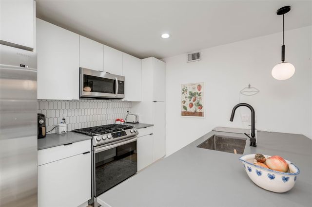 400 E 30th ST 105, Austin, TX 78705
