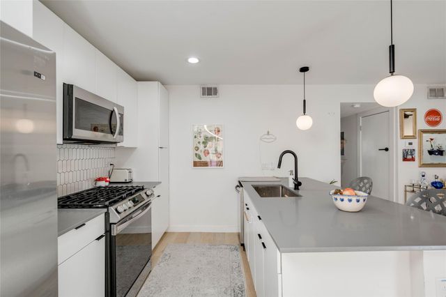400 E 30th ST 105, Austin, TX 78705