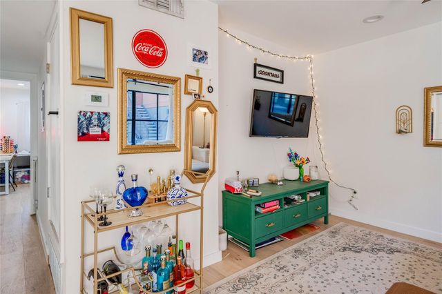 400 E 30th ST 105, Austin, TX 78705