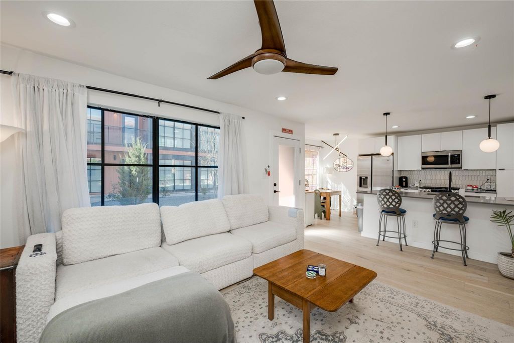 400 E 30th ST 105, Austin, TX 78705