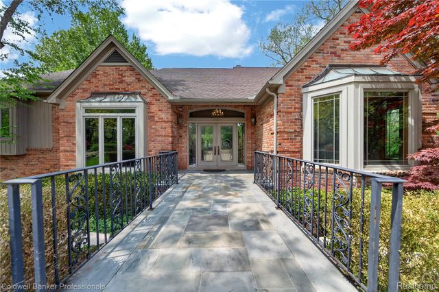 2076 Shore Hill Court, West Bloomfield Charter Township, MI 48323