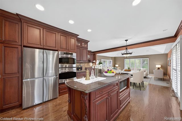 2076 Shore Hill Court, West Bloomfield Charter Township, MI 48323