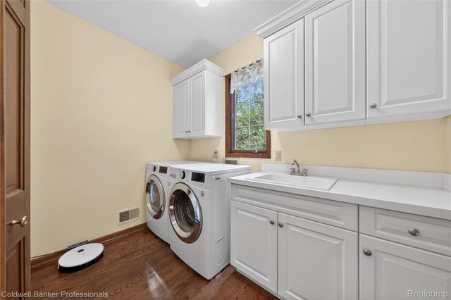 2076 Shore Hill Court, West Bloomfield Charter Township, MI 48323