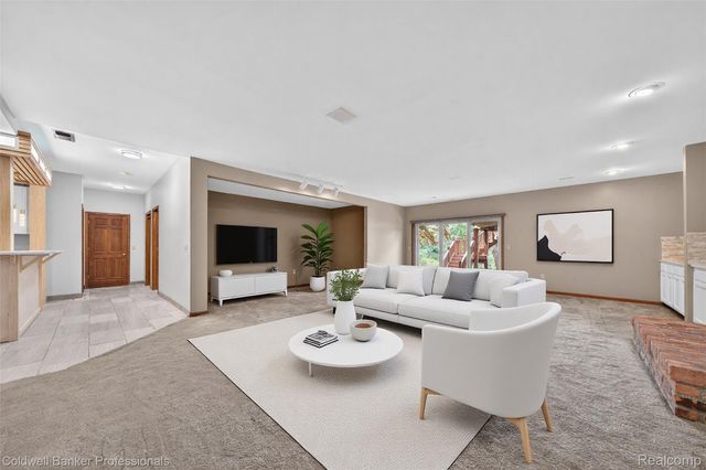 2076 Shore Hill Court, West Bloomfield Charter Township, MI 48323