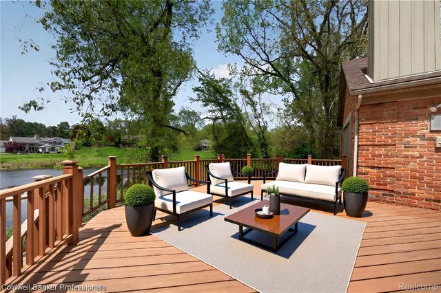 2076 Shore Hill Court, West Bloomfield Charter Township, MI 48323