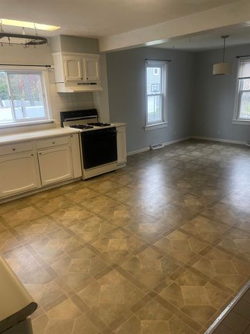 17 Iroquois Avenue, Essex Junction, VT 05452