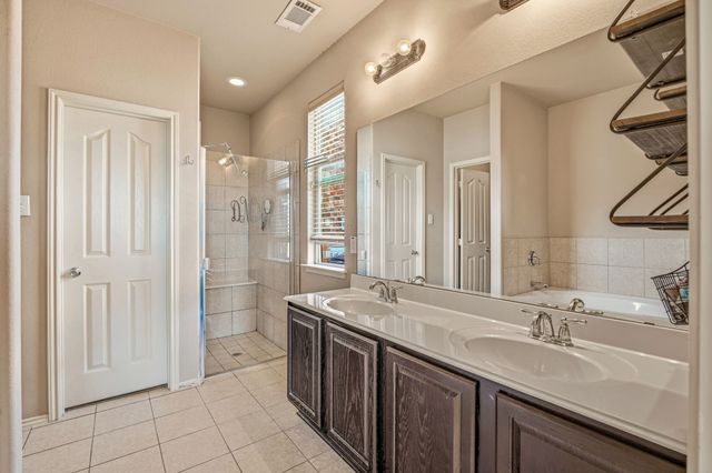 409 Crown Oaks Drive, Fort Worth, TX 76131