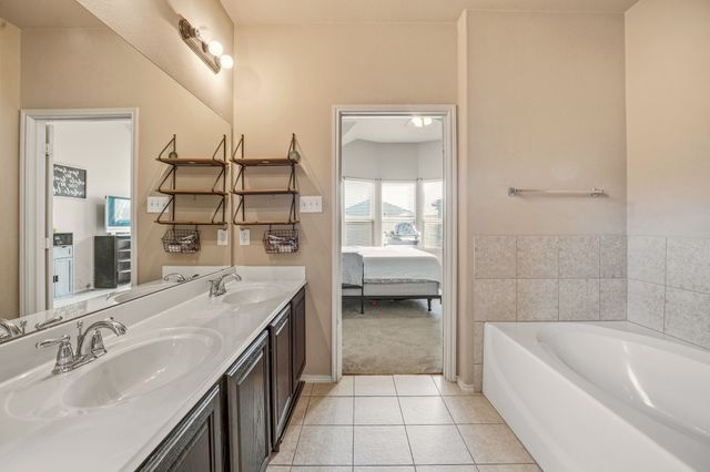 409 Crown Oaks Drive, Fort Worth, TX 76131