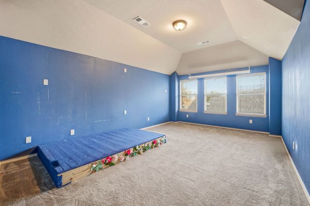 409 Crown Oaks Drive, Fort Worth, TX 76131