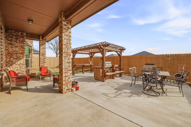 409 Crown Oaks Drive, Fort Worth, TX 76131