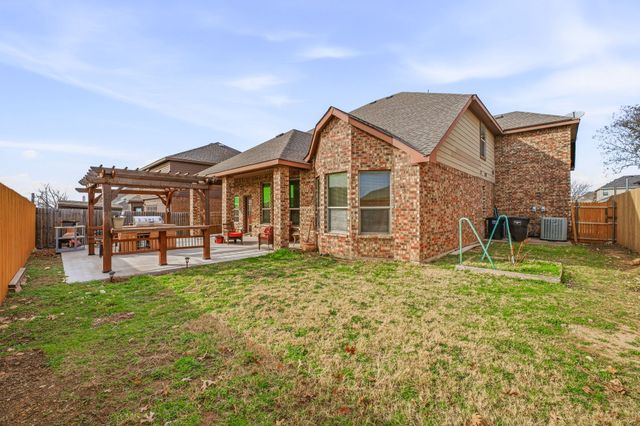 409 Crown Oaks Drive, Fort Worth, TX 76131