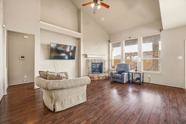 409 Crown Oaks Drive, Fort Worth, TX 76131