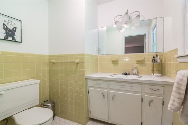 3 Montgomery Ave, Holyoke, MA 01040