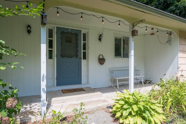 3 Montgomery Ave, Holyoke, MA 01040