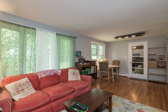 3 Montgomery Ave, Holyoke, MA 01040