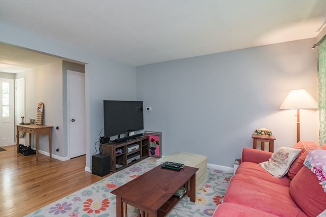 3 Montgomery Ave, Holyoke, MA 01040