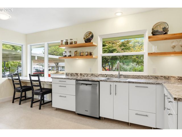 595 DARTMOOR Dr, Eugene, OR 97401