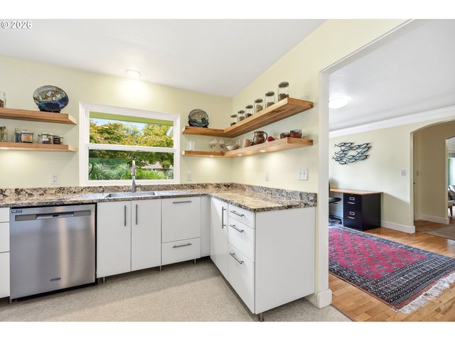 595 DARTMOOR Dr, Eugene, OR 97401