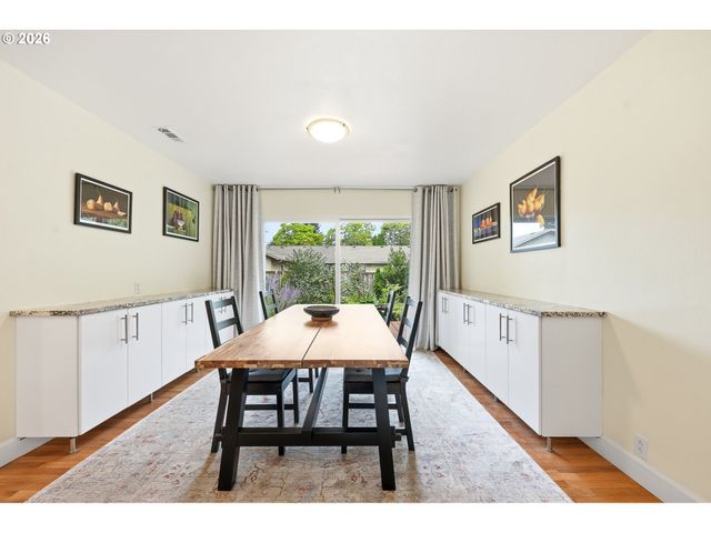 595 DARTMOOR Dr, Eugene, OR 97401