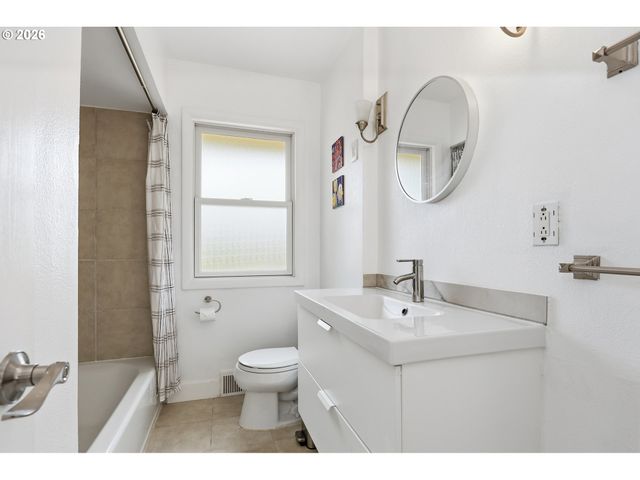 595 DARTMOOR Dr, Eugene, OR 97401