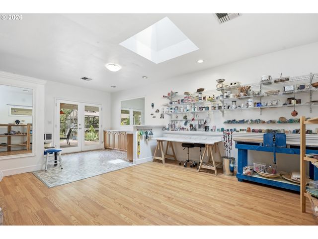 595 DARTMOOR Dr, Eugene, OR 97401