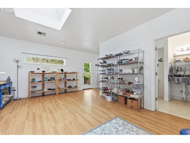 595 DARTMOOR Dr, Eugene, OR 97401