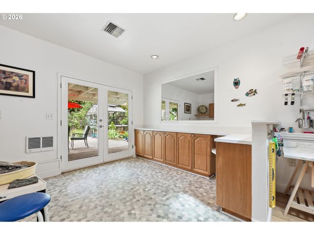 595 DARTMOOR Dr, Eugene, OR 97401