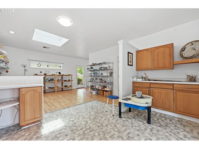 595 DARTMOOR Dr, Eugene, OR 97401