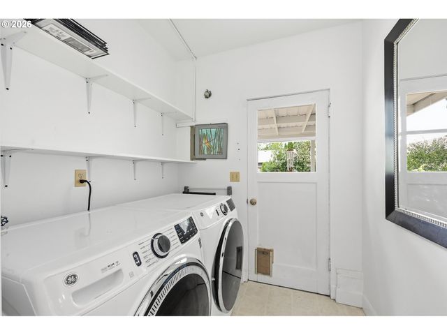 595 DARTMOOR Dr, Eugene, OR 97401