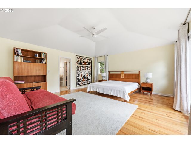595 DARTMOOR Dr, Eugene, OR 97401