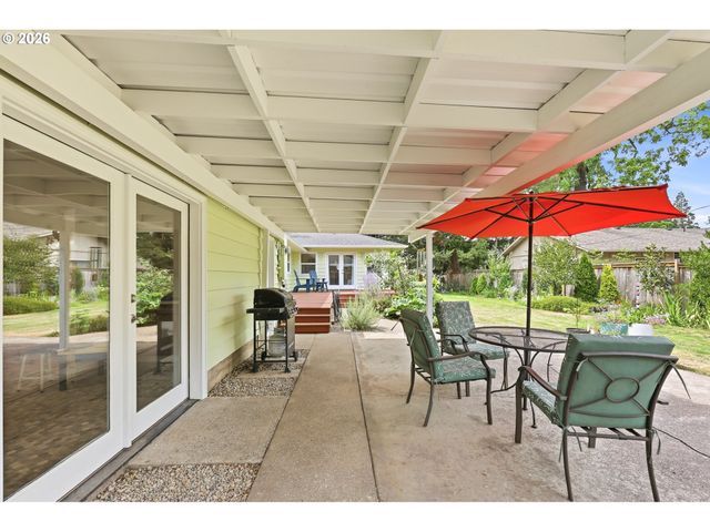 595 DARTMOOR Dr, Eugene, OR 97401