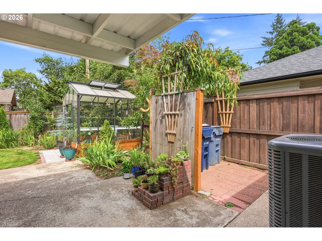 595 DARTMOOR Dr, Eugene, OR 97401