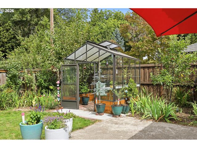 595 DARTMOOR Dr, Eugene, OR 97401