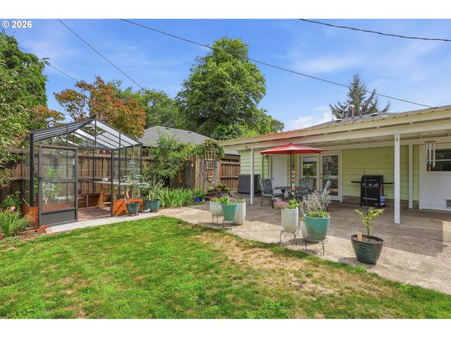 595 DARTMOOR Dr, Eugene, OR 97401