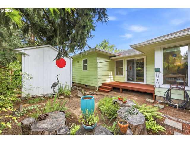 595 DARTMOOR Dr, Eugene, OR 97401