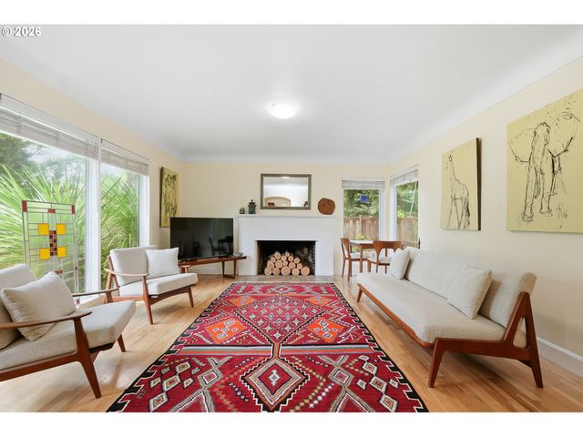 595 DARTMOOR Dr, Eugene, OR 97401