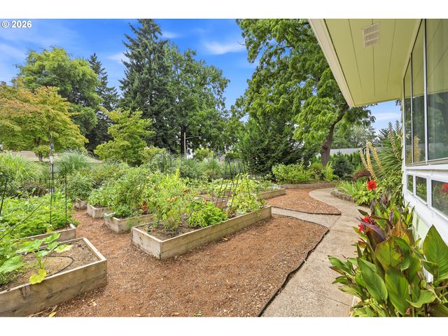 595 DARTMOOR Dr, Eugene, OR 97401