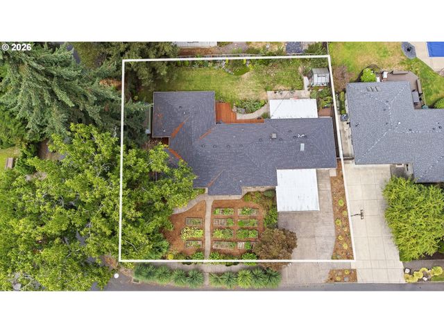 595 DARTMOOR Dr, Eugene, OR 97401