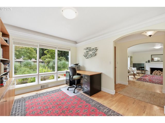 595 DARTMOOR Dr, Eugene, OR 97401